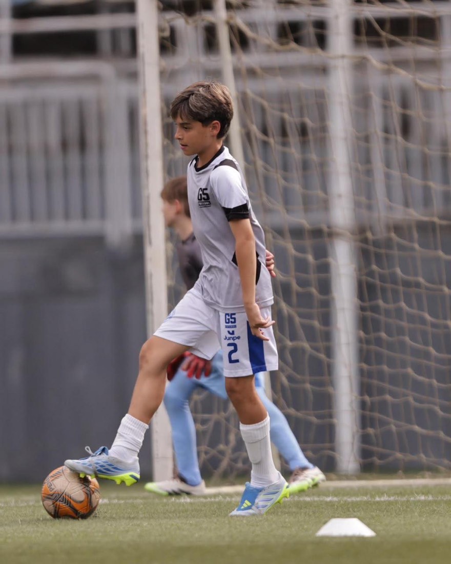 Atleta do G5 com a bola na frente do gol